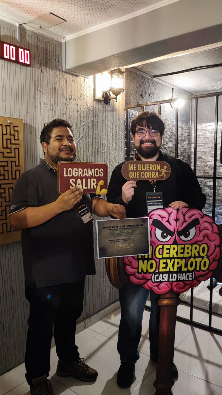 Equipo celebrando su escape